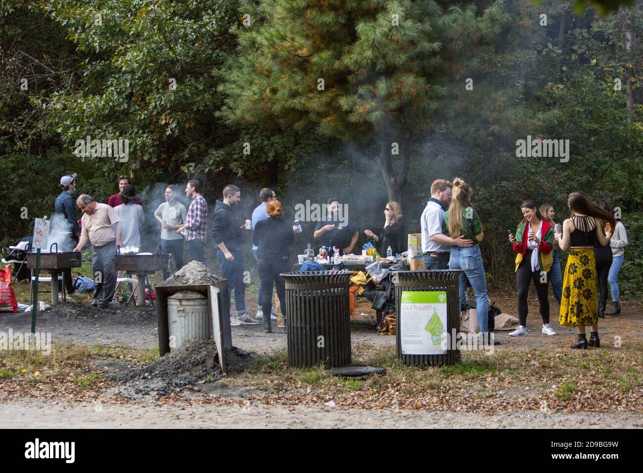 La gente si gode ad una festa del barbecue nel parco di Prospect sentendosi libero e pricipalmente maskless anche se è il tempo di Covid-19 nell'autunno 2020. Foto Stock