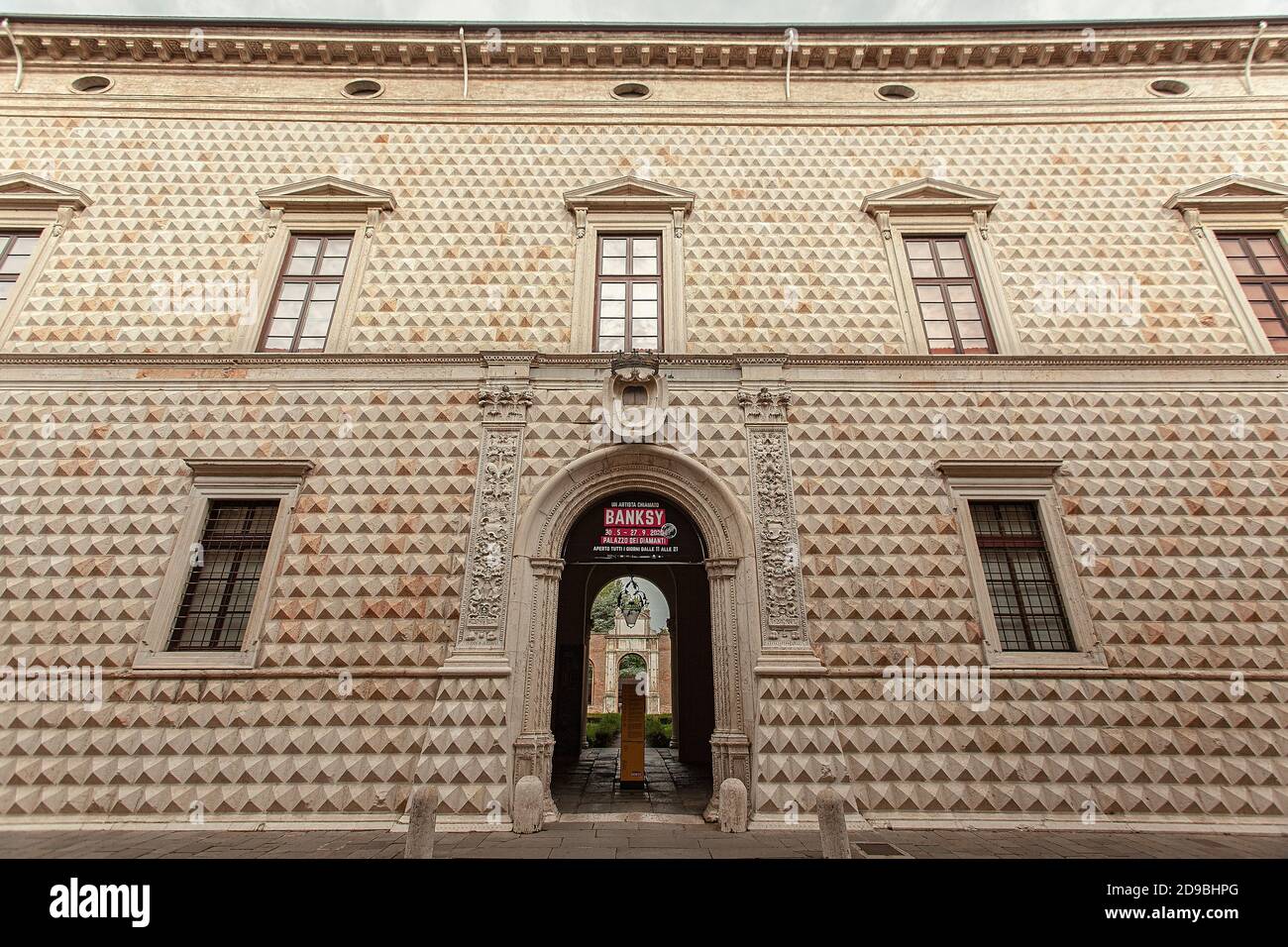 FERRARA, ITALIA 29 LUGLIO 2020 : veduta di Palazzo dei Diamanti a Ferrara in Italia un famoso edificio storico della città italiana Foto Stock