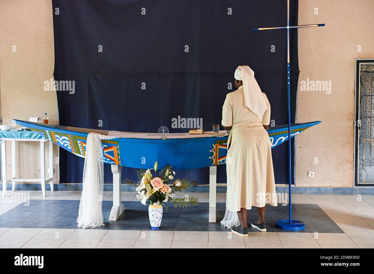 NIGER, Niamey, chiesa cattolica, ordine sorella all'altare in forma di barca / katholische Kirche, Ordenschwester am altare in forma einer Pinasse Piroge, die Holzboote auf dem Fluß Niger Foto Stock