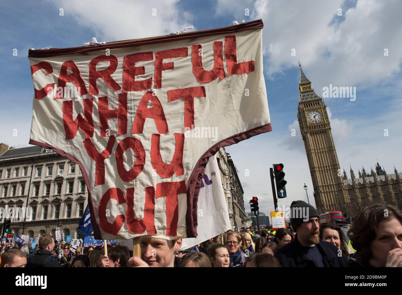 Marcia a sostegno dello sciopero nazionale di insegnanti di 24 ore in Inghilterra e Galles chiamato da NUT (Unione Nazionale degli insegnanti). Lo sciopero è quello di protestare contro le riforme educative del governo portate sotto Michael Gove il Segretario di Stato conservatore per l'Educazione, includono modifiche alla retribuzione e alle condizioni degli insegnanti. La marcia partì da Portland Place e terminò a Parliament Square. Parliament Square, Westminster, Londra, Regno Unito. 26 Mar 2014 Foto Stock