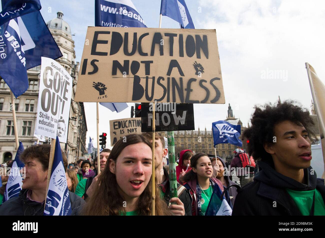 Marcia a sostegno dello sciopero nazionale di insegnanti di 24 ore in Inghilterra e Galles chiamato da NUT (Unione Nazionale degli insegnanti). Lo sciopero è quello di protestare contro le riforme educative del governo portate sotto Michael Gove il Segretario di Stato conservatore per l'Educazione, includono modifiche alla retribuzione e alle condizioni degli insegnanti. La marcia partì da Portland Place e terminò a Parliament Square. Parliament Square, Westminster, Londra, Regno Unito. 26 Mar 2014 Foto Stock
