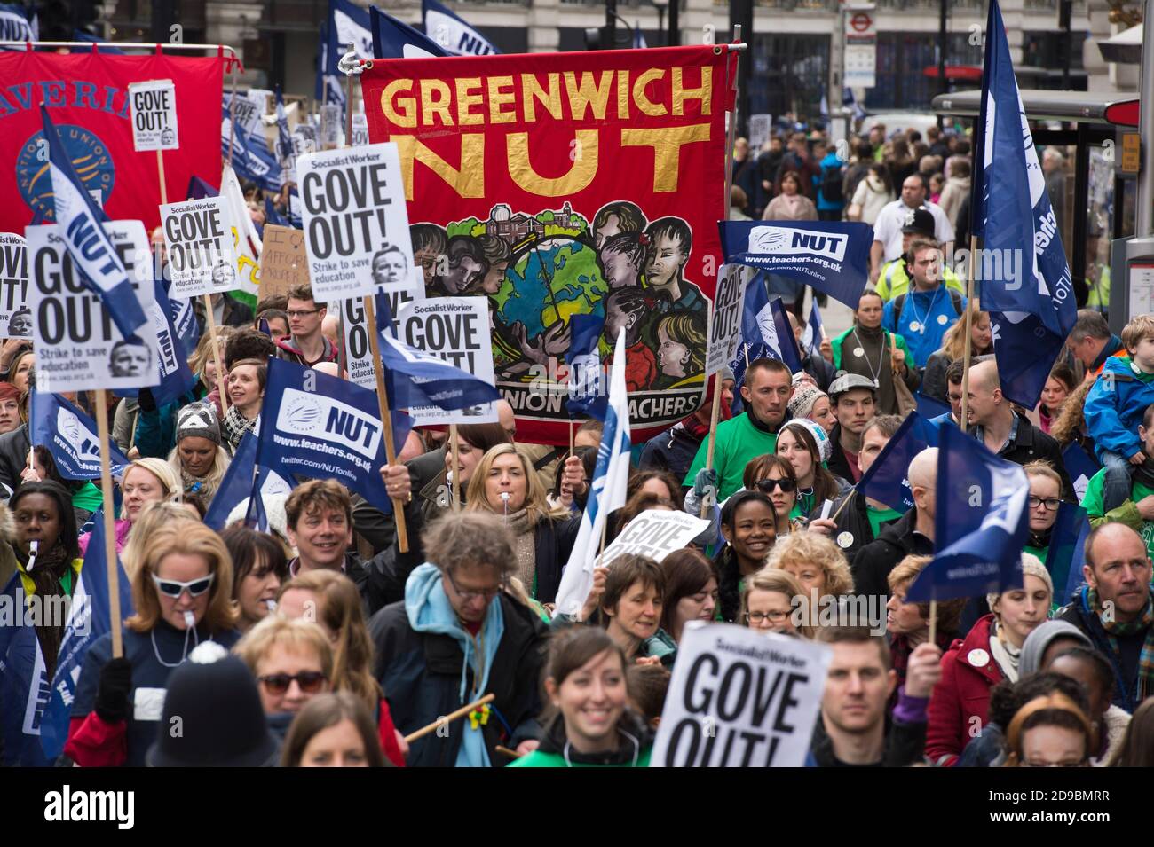 Marcia a sostegno dello sciopero nazionale di insegnanti di 24 ore in Inghilterra e Galles chiamato da NUT (Unione Nazionale degli insegnanti). Lo sciopero è quello di protestare contro le riforme educative del governo portate sotto Michael Gove il Segretario di Stato conservatore per l'Educazione, includono modifiche alla retribuzione e alle condizioni degli insegnanti. La marcia partì da Portland Place e terminò a Parliament Square. Regent Street, Londra, Regno Unito. 26 Mar 2014 Foto Stock