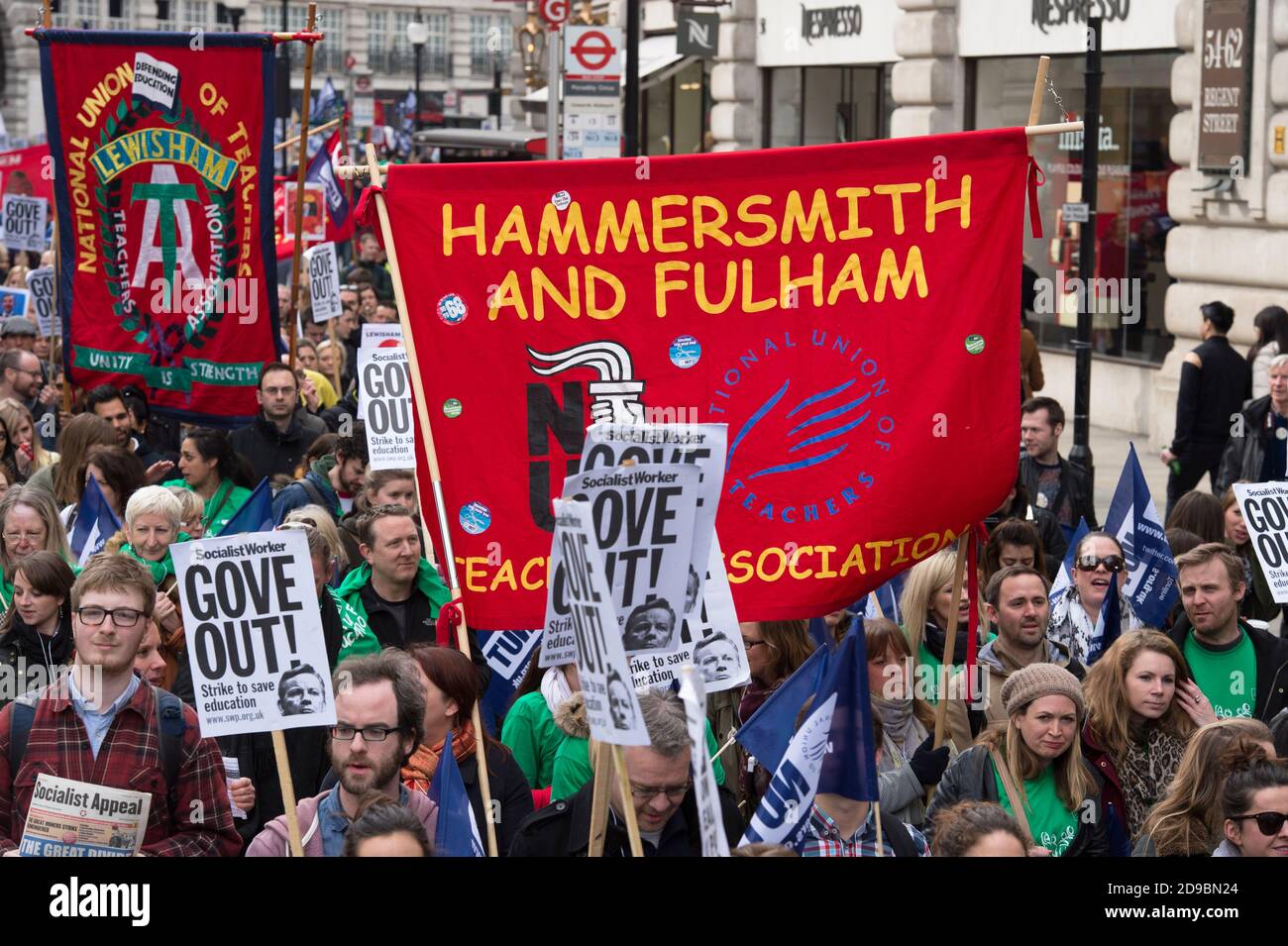 Marcia a sostegno dello sciopero nazionale di insegnanti di 24 ore in Inghilterra e Galles chiamato da NUT (Unione Nazionale degli insegnanti). Lo sciopero è quello di protestare contro le riforme educative del governo portate sotto Michael Gove il Segretario di Stato conservatore per l'Educazione, includono modifiche alla retribuzione e alle condizioni degli insegnanti. La marcia partì da Portland Place e terminò a Parliament Square. Regent Street, Londra, Regno Unito. 26 Mar 2014 Foto Stock