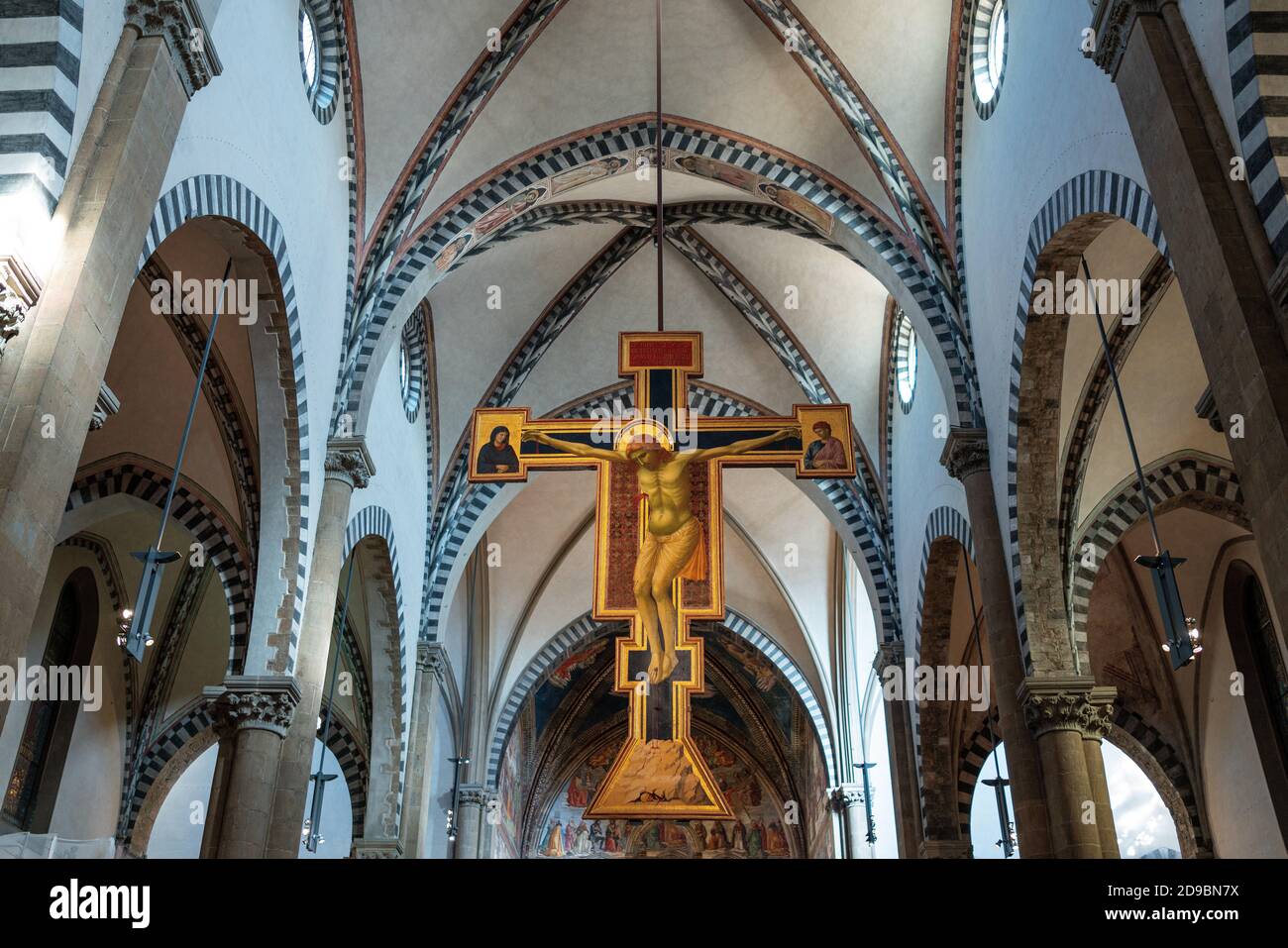 Firenze, Italia - 13 febbraio 2019: Navata principale della Basilica di Santa Maria Novella, crocifisso wwoden di Giotto Foto Stock