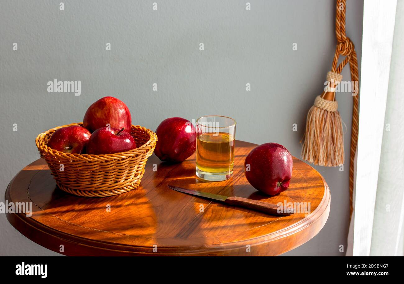 le mele fresche con goccia d'acqua sul tavolo di legno si concentrano su  quella più vicina per l'uso in background 8414073 Stock Photo su Vecteezy