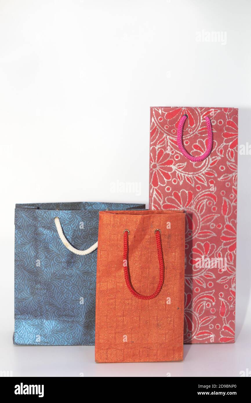 Sacchetti di carta fatti a mano di vari formati e colori Foto Stock