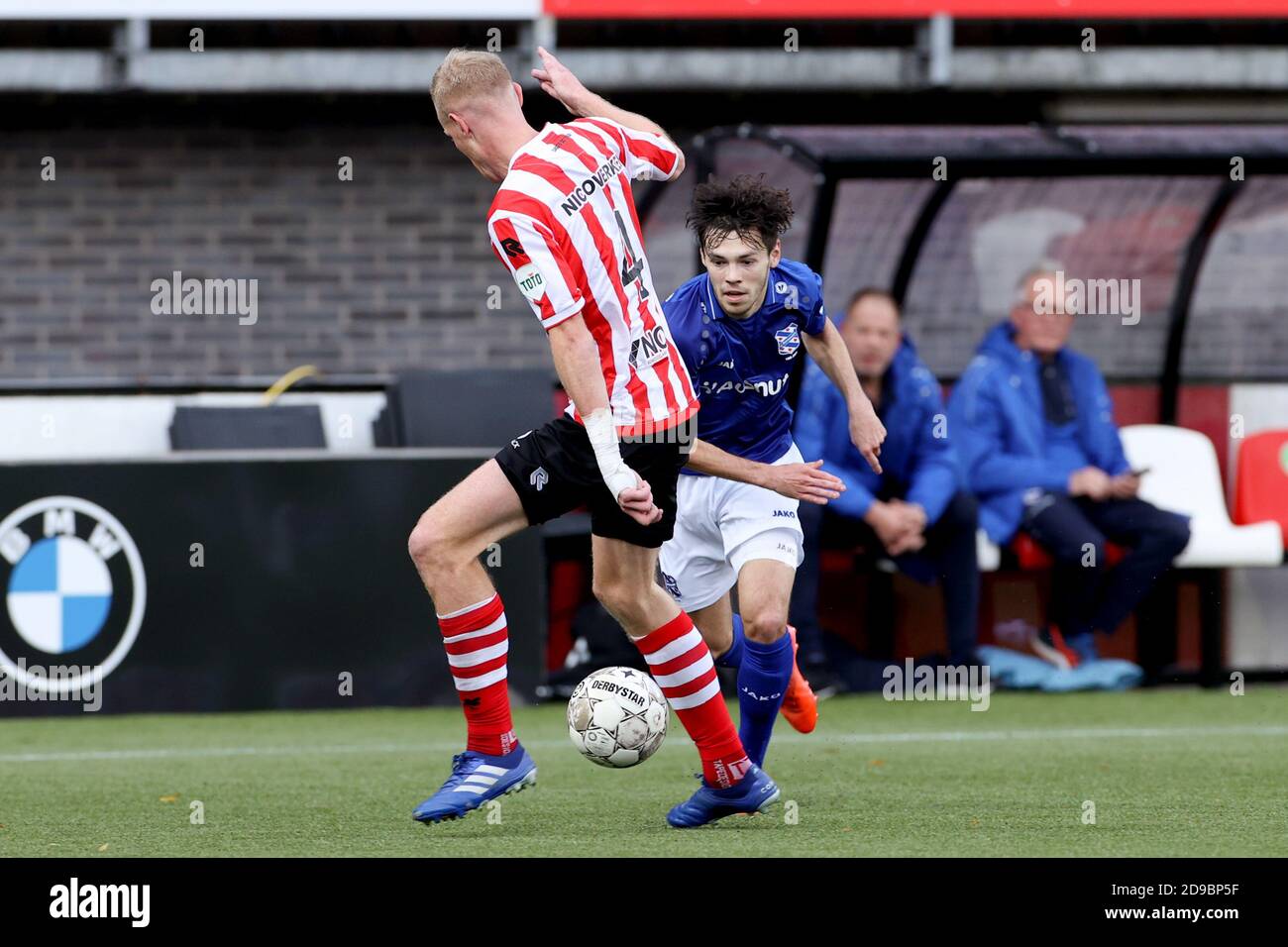 ROTTERDAM, PAESI BASSI - NOVEMBRE 01: (L-R): Tom Beugelsdijk di Sparta Rotterdam e Mitchell van Bergen di SC Heerenveen durante la partita olandese Eredivisie tra Sparta Rotterdam e SC Heerenveen allo stadio Het Kasteel il 01 novembre 2020 a Rotterdam, Paesi Bassi (Foto di Herman Dingler/Orange Pictures) Foto Stock