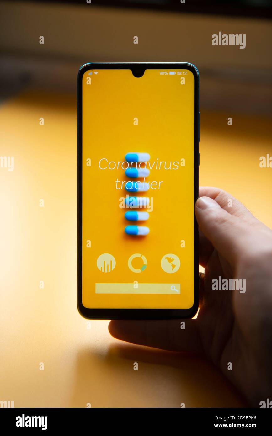 Il concetto di tracker dei dati di coronavirus su uno smartphone Foto Stock