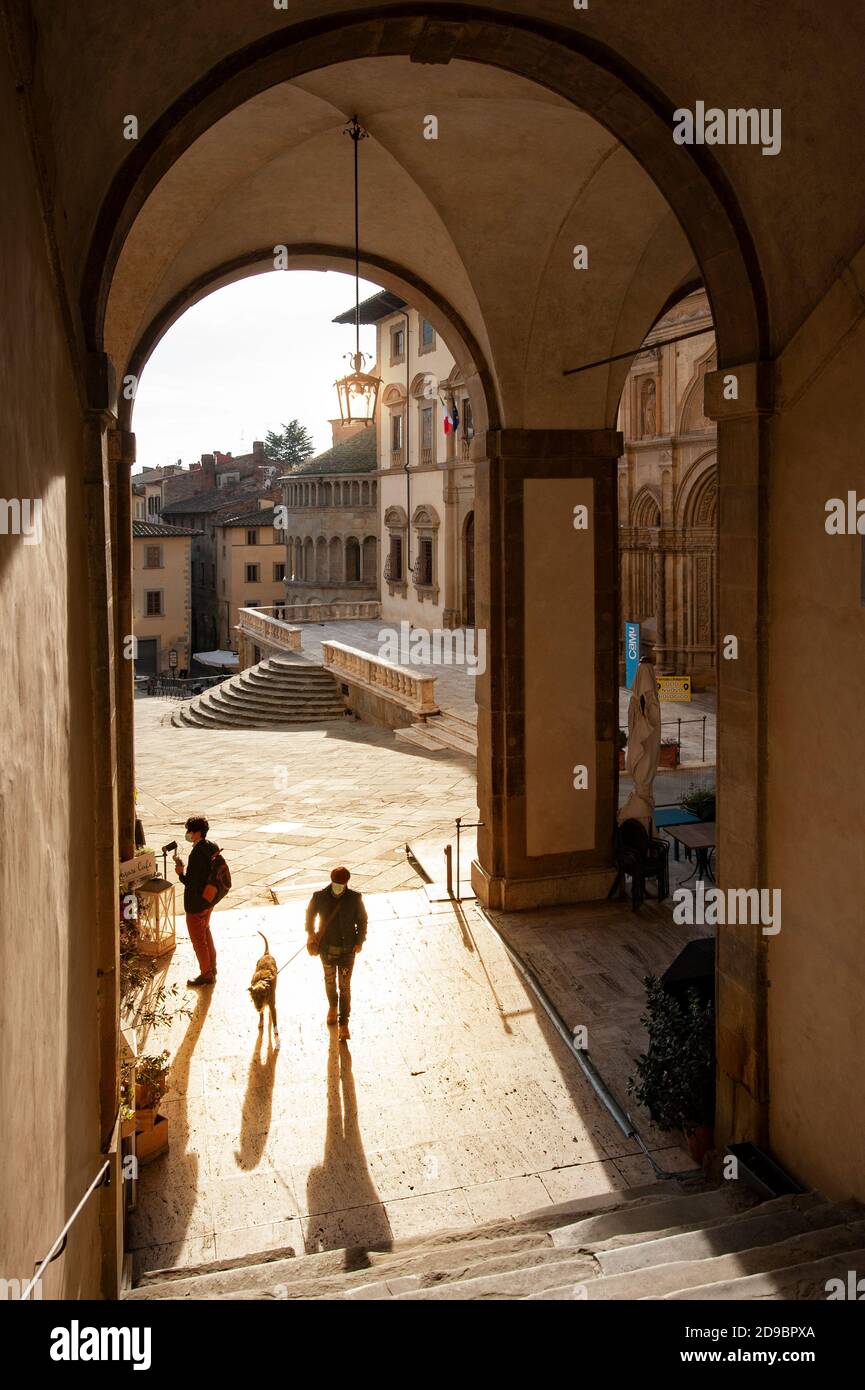 Arezzo, Italia - 2020, 30 ottobre: La gente cammina attraverso la Loggia Vasari in Piazza Grande, Arezzo, Italia. Foto Stock