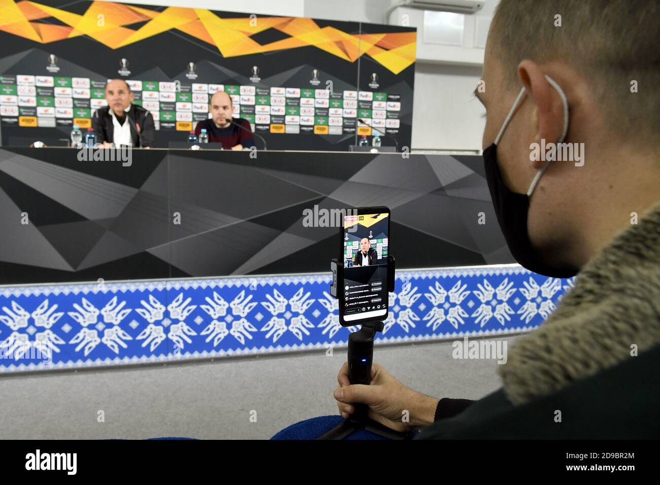 Non esclusivo: ZAPORIZHZHIA, UCRAINA - 4 NOVEMBRE 2020 - UN reporter cattura una conferenza di notizie pre-partita di Viktor Skrypnyk, il capo allenatore del FC Zo Foto Stock