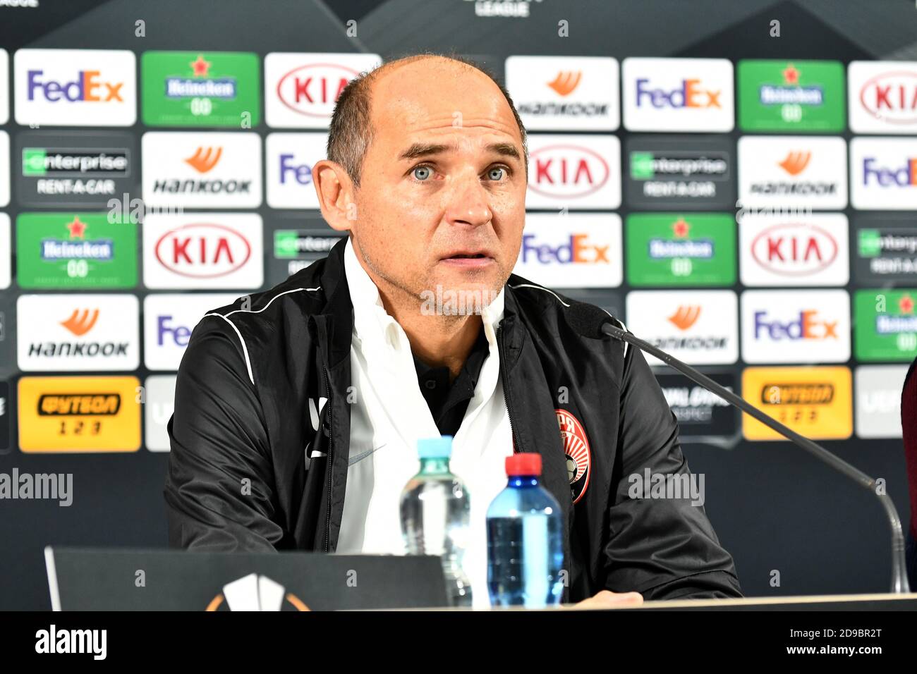Non esclusivo: ZAPORIZHZHIA, UCRAINA - 4 NOVEMBRE 2020 - responsabile allenatore del FC Zorya Luhansk Viktor Skrypnyk tiene una conferenza di notizie pre-partita davanti al Foto Stock
