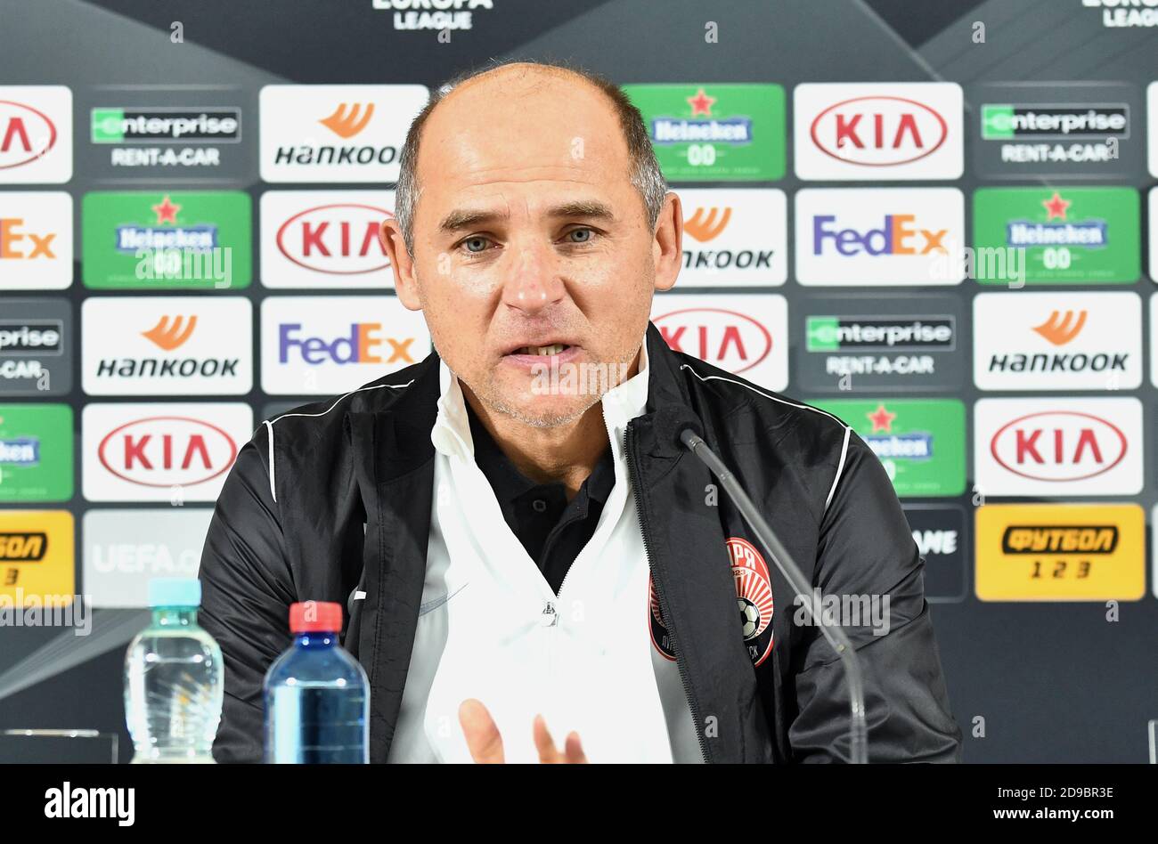Non esclusivo: ZAPORIZHZHIA, UCRAINA - 4 NOVEMBRE 2020 - responsabile allenatore del FC Zorya Luhansk Viktor Skrypnyk tiene una conferenza di notizie pre-partita davanti al Foto Stock