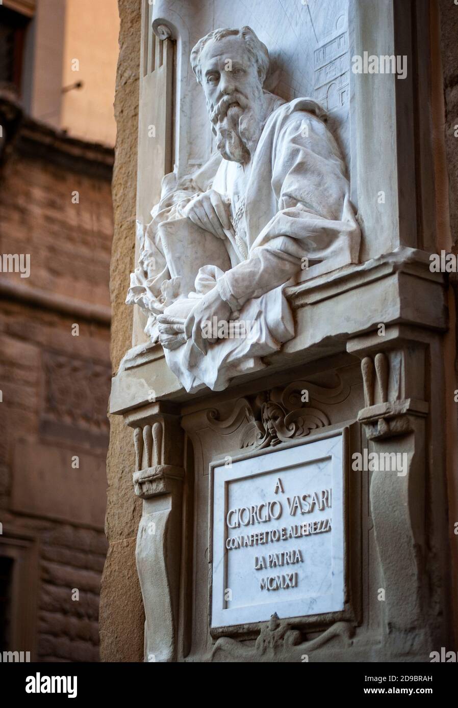 Arezzo 2020 ottobre 30 Statua in marmo di Giorgio Vasari sulle