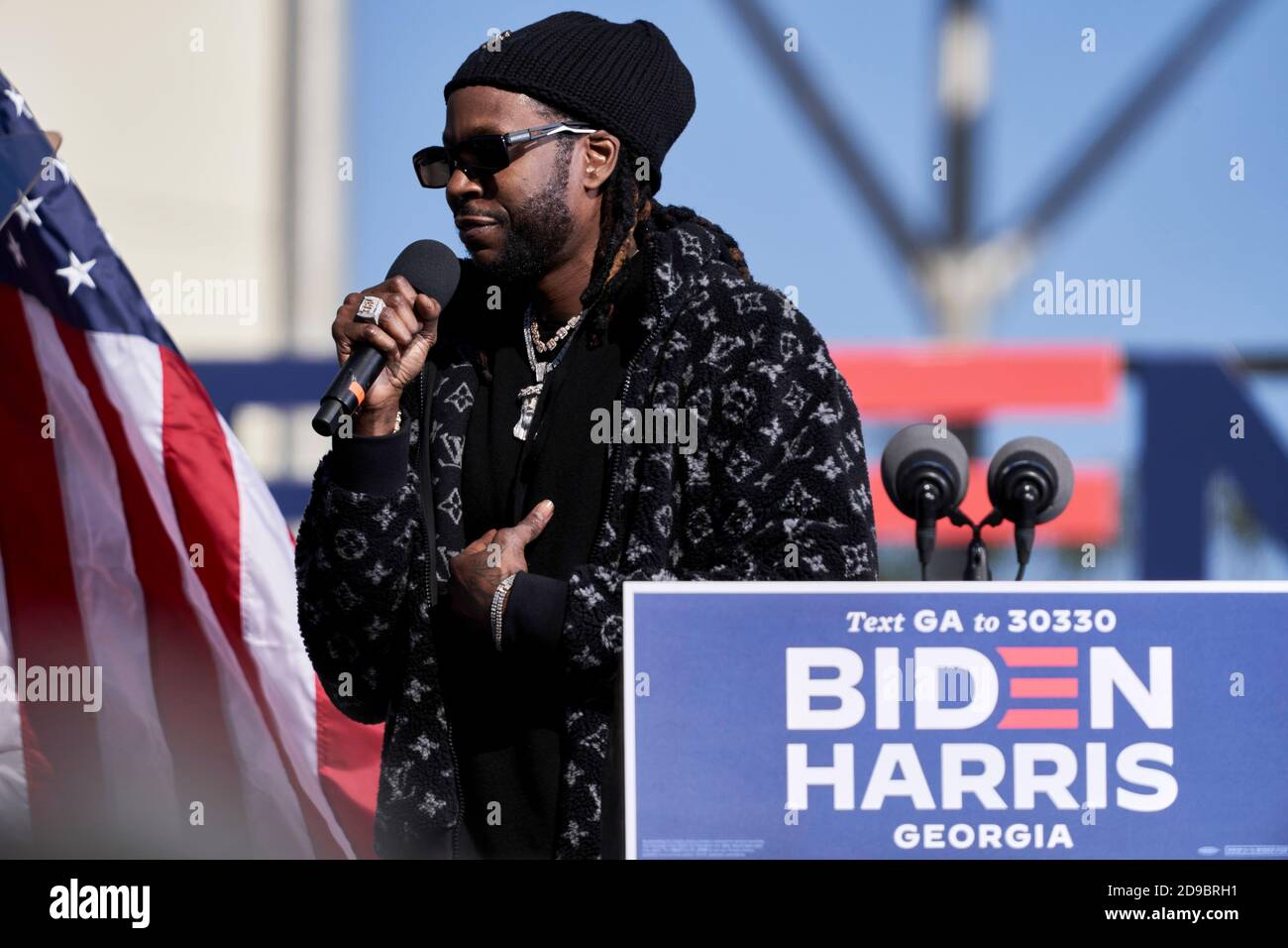 Il rapper Tauheed Epps aka 2 Chainz suona prima che il presidente Barack Obama parli al raduno drive-in alla vigilia delle elezioni per uscire il voto per Joe Biden, Jon Ossoff e Raphael Warnock il 2 novembre 2020 ad Atlanta, Georgia Credit: Sanjeev Singhal/The News Access Foto Stock