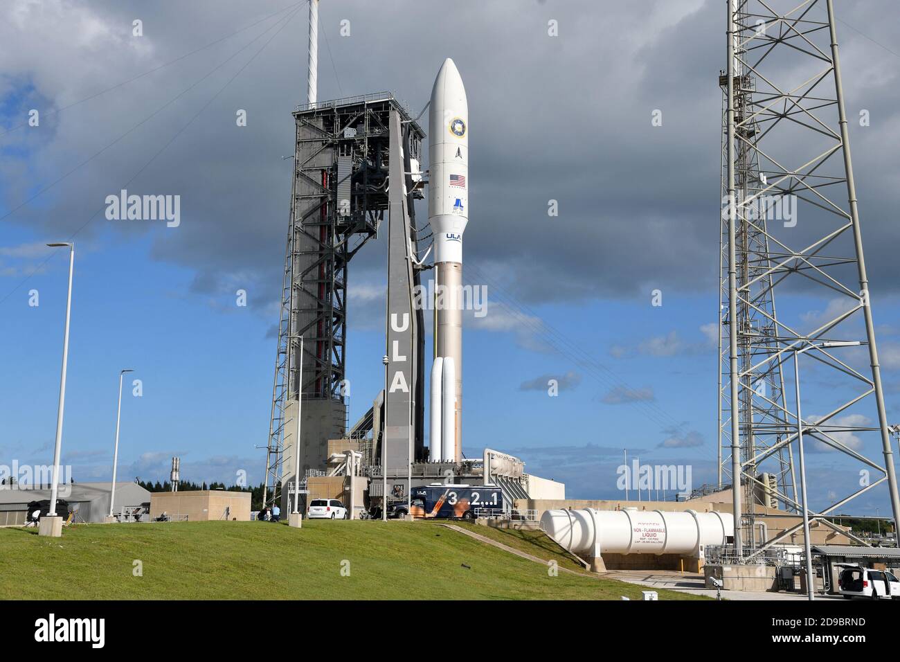 Un razzo Atlas V della United Launch Alliance (ULA) è in preparazione per il lancio dal complesso 41 presso la Cape Canaveral Air Force Station, Florida, mercoledì 4 novembre 2020. A bordo è presente un payload classificato, chiamato NROL-101, per l'US National Reconnaissance Office. Foto di Joe Marino/UPI Credit: UPI/Alamy Live News Foto Stock