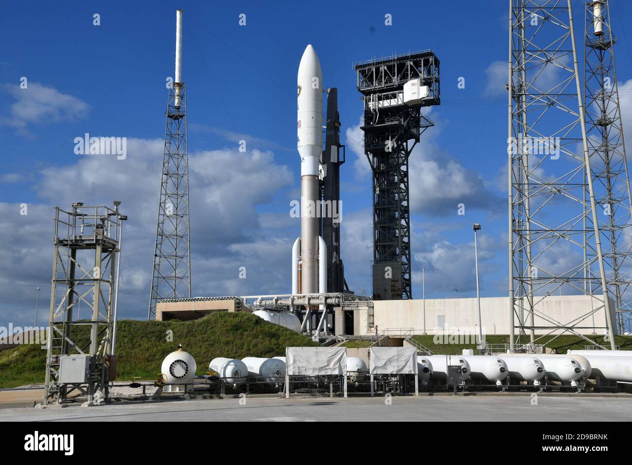 Un razzo Atlas V della United Launch Alliance (ULA) è in preparazione per il lancio dal complesso 41 presso la Cape Canaveral Air Force Station, Florida, mercoledì 4 novembre 2020. A bordo è presente un payload classificato, chiamato NROL-101, per l'US National Reconnaissance Office. Foto di Joe Marino/UPI Credit: UPI/Alamy Live News Foto Stock