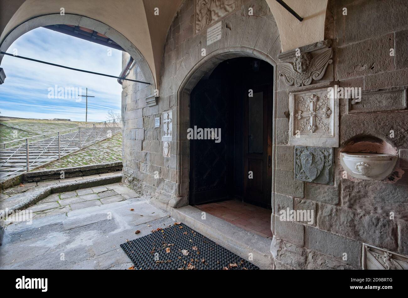Chiusi della Verna, Arezzo, 2020 ottobre 30: Porta d'ingresso della Cappella, presso il Santuario Francescano di la Verna. Foto Stock