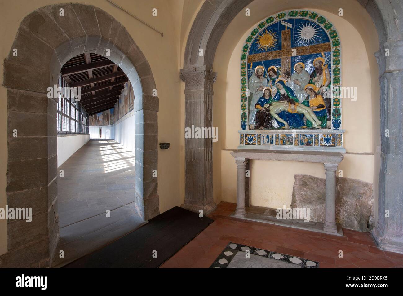 Chiusi della Verna, Arezzo, 2020 ottobre 30: Tavola in terracotta smaltata dipinta raffigurante il peccato, di Santi Buglioni (1532). Foto Stock