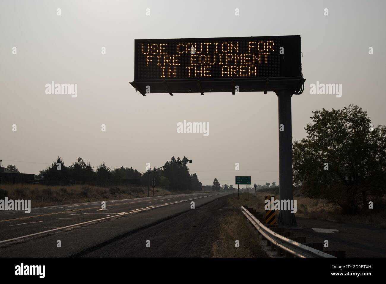 SUSANVILLE CALIFORNIA - 13 SETTEMBRE 2020 - CALTRANS cartello informativo sopra la US Highway 395 avverte i conducenti di guardare per i veicoli antincendio come l'aria aroun Foto Stock