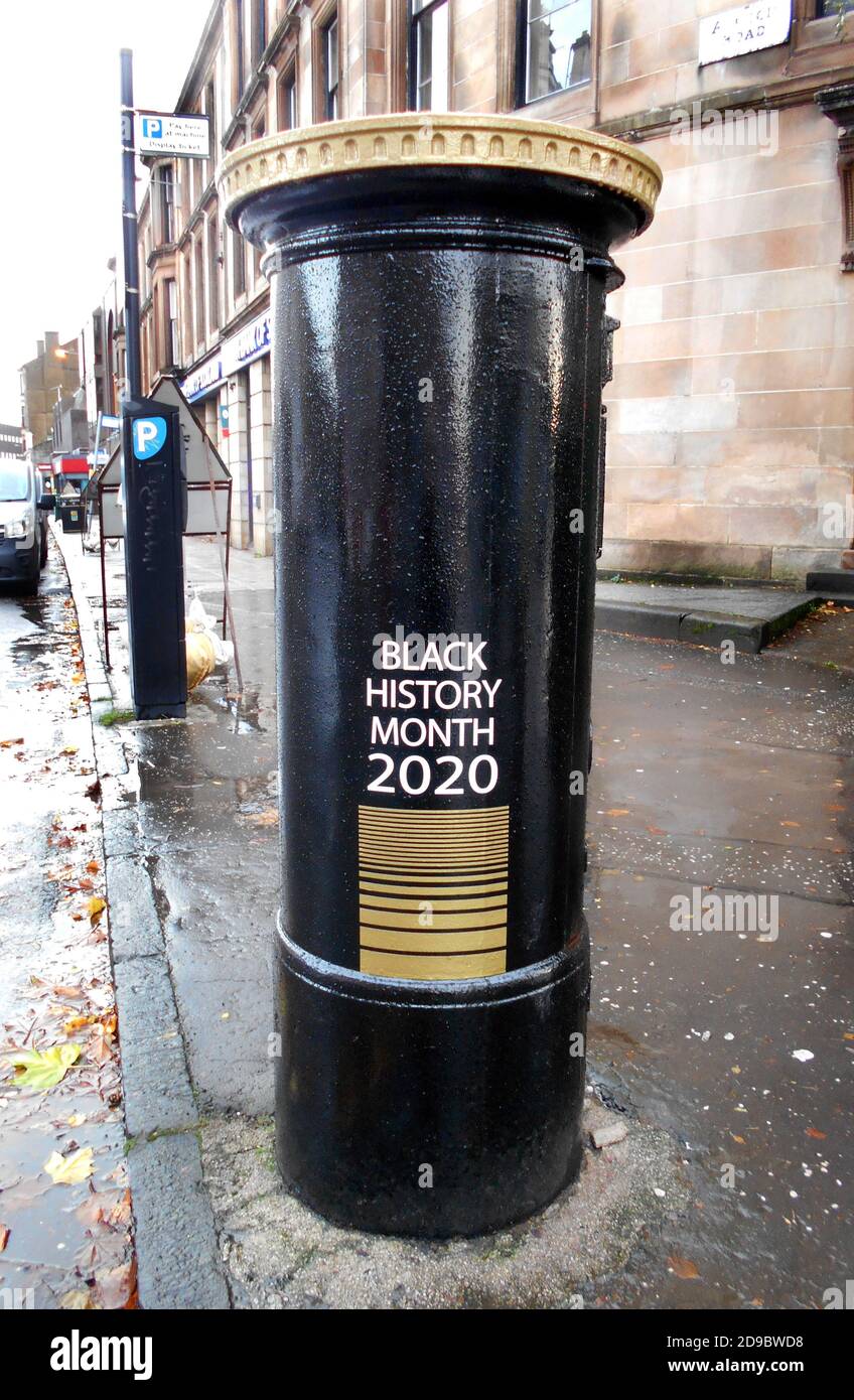 Questa casella postale Royal Mail, a Glasgow, è stata dipinta in nero e oro per celebrare il mese della storia nera, ottobre 2020. È un tributo a Walter Tull, che è stato il primo ufficiale nero nell'esercito britannico regolare. È stato anche iscritto per giocare per la squadra di calcio dei Rangers prima di essere ucciso in azione, in Francia, il 25 marzo 1918. ALAN WYLIE/ALAMY© Foto Stock