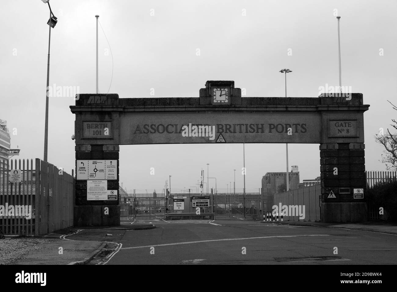 DOCK GATE N. 8 CITTÀ DI SOUTHAMPTON (IN ELENCO) Foto Stock