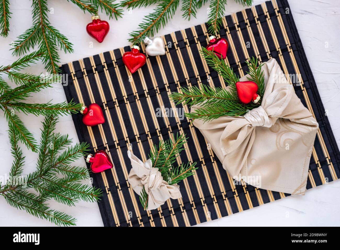 Confezione xmas furoshiki, regalo di natale etico, concetto zero rifiuti Foto Stock