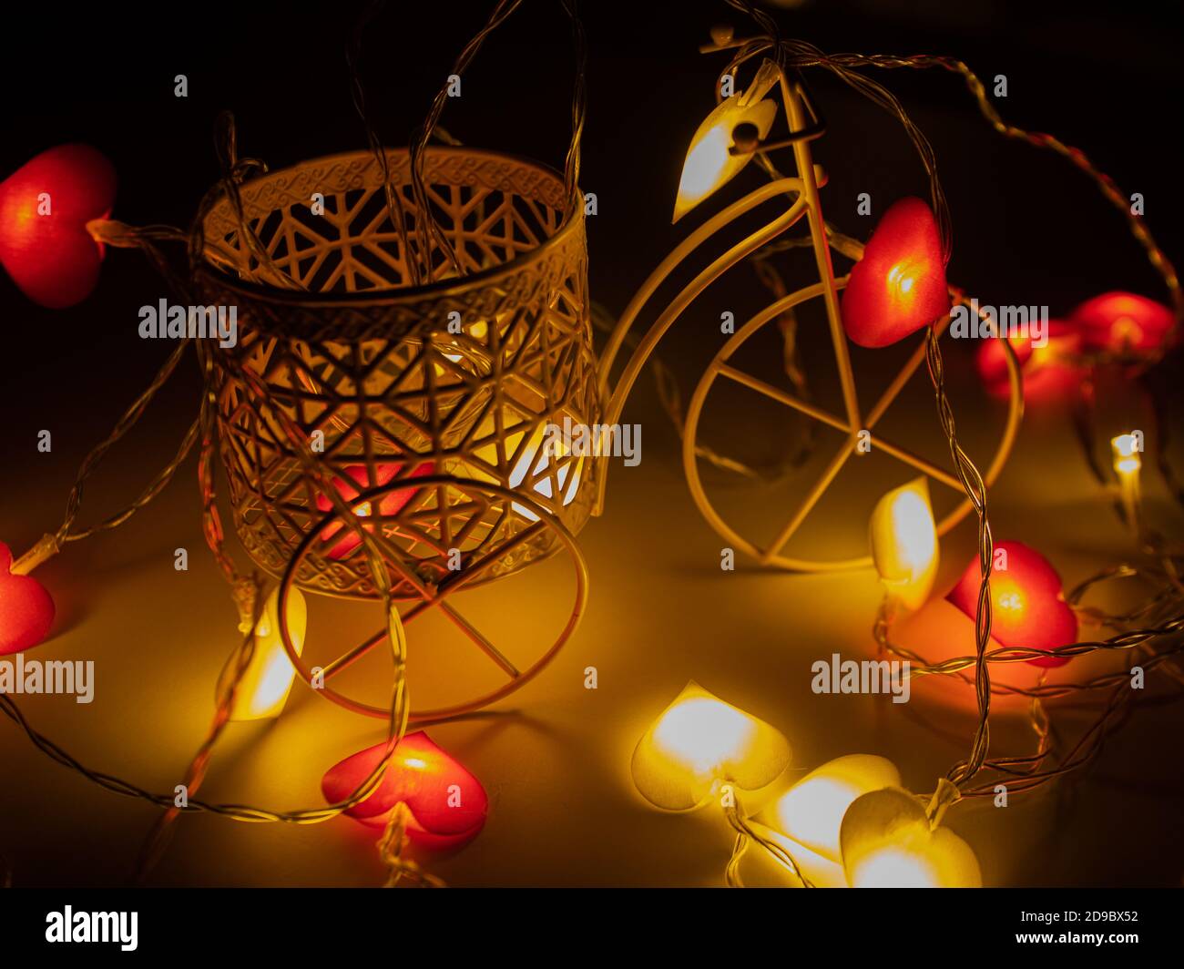 triciclo decorativo con un cesto sullo sfondo di sfocato luci Foto Stock