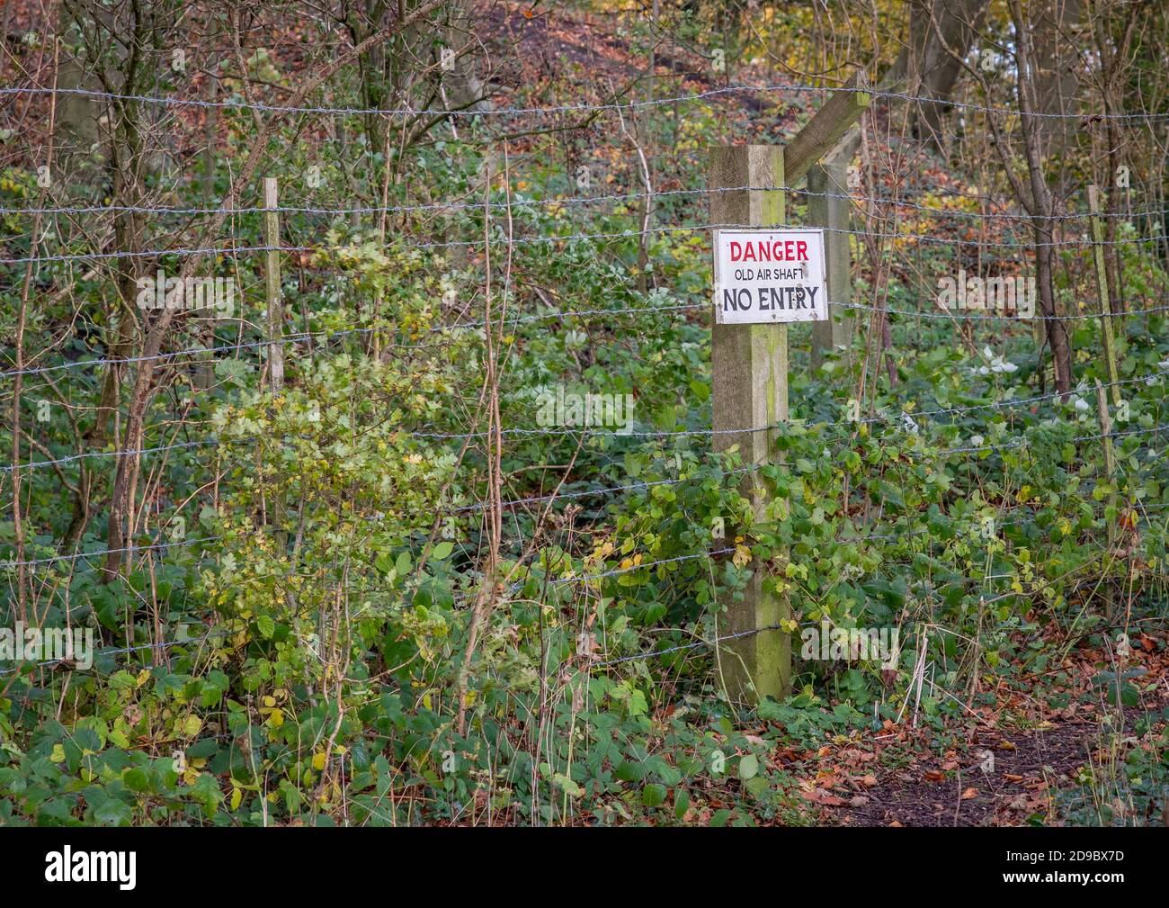 Burdale, North Yorkshire, England, 28/10/2020 - Accedi area boscosa avvertimento di un vecchio tunnel ferroviario Air shaft Foto Stock