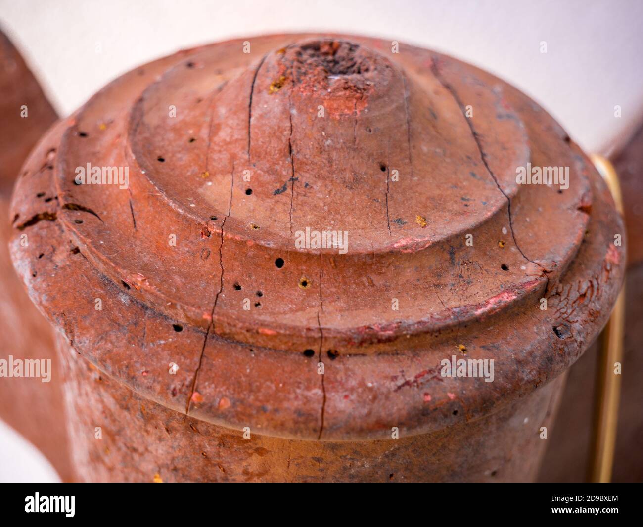 Buchi di vite senza fine in vecchio tavolo di legno Foto Stock