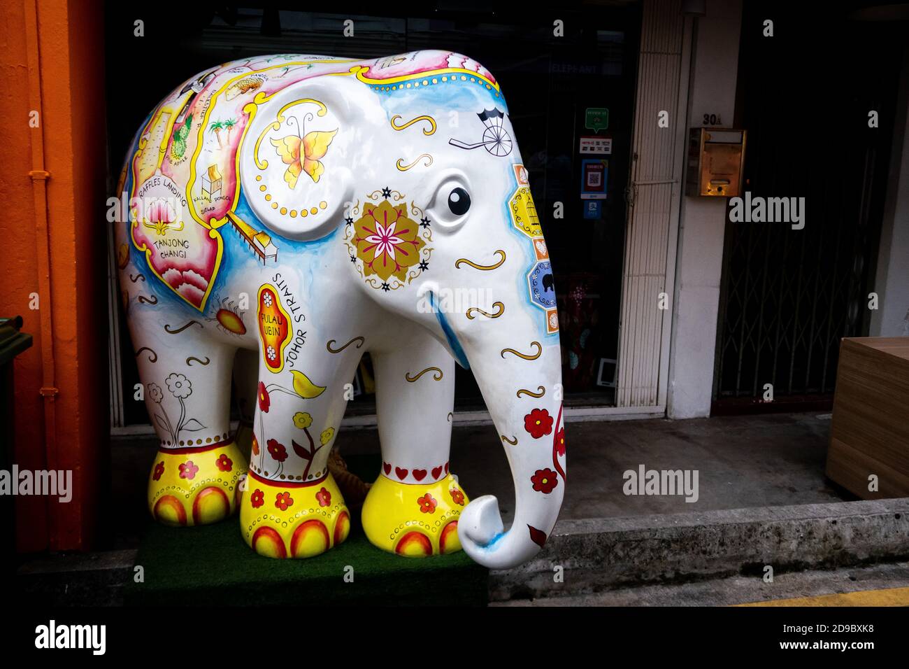 Colorata statua decorativa di un elefante dipinta con la mappa di Singapore e ornamenti orientali di fronte al caffè alla moda Haji Lane. Foto Stock