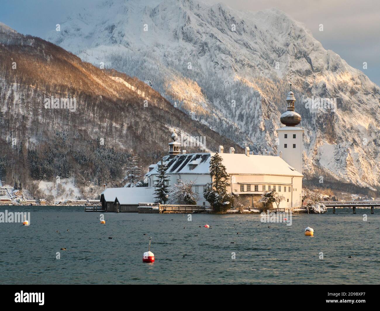 Vista sul castello Schloss Ort sul lago Traunsee Foto Stock