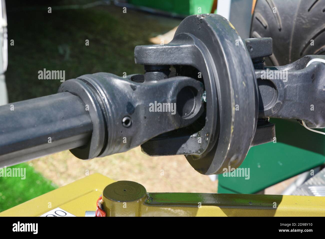 Controllo, diagnosi, sostituzione di un giunto cardanico (giunto cardanico, giunto  cardanico, giunto centrifugo o temprato) e di un semiasse di a c Foto stock  - Alamy