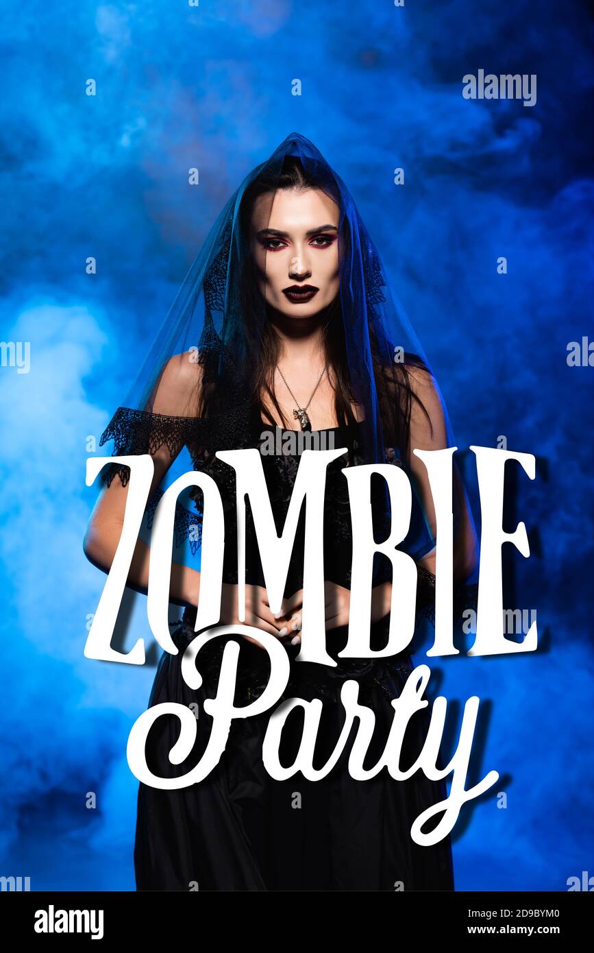 bride in abito nero e velare vicino zombie party lettering su blu con fumo Foto Stock