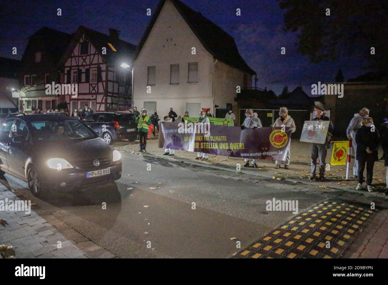 Biblis, Germania. 03 Nov 2020. I manifestanti tengono un rally finale nel centro di Biblis. Attivisti anti-nucleari hanno protestato il 3 novembre 2020 a Biblis, in Germania, contro il trasporto di scorie nucleari dalla centrale di ritrattamento del combustibile nucleare di Sellafield, nel Regno Unito, all'ex centrale nucleare di Biblis. La protesta è avvenuta alla vigilia della giornata, quando il trasporto è previsto a Biblis. (Foto di Michael Debets/Pacific Press/Sipa USA) Credit: Sipa USA/Alamy Live News Foto Stock