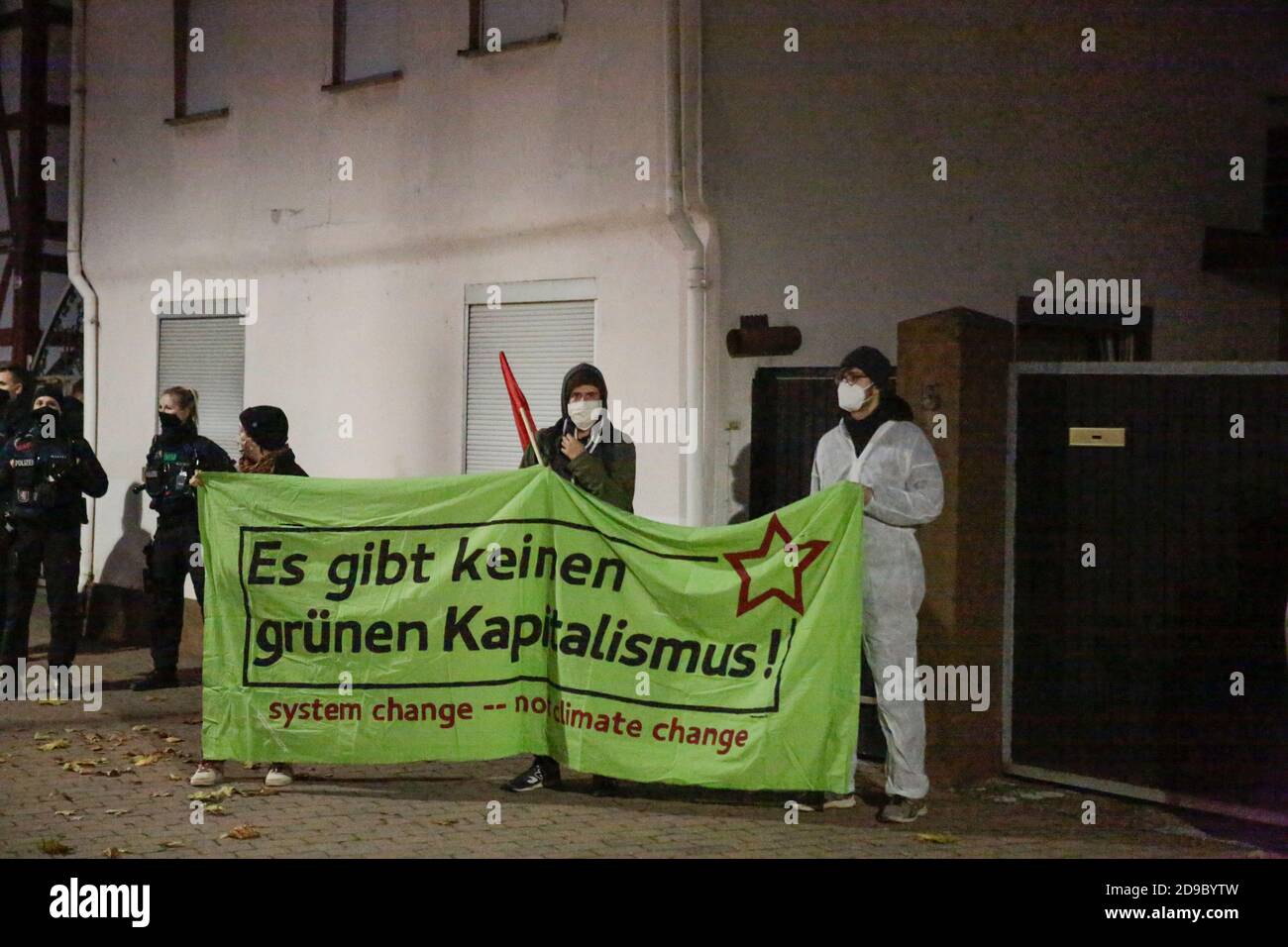 Biblis, Germania. 03 Nov 2020. I manifestanti portano un cartello con la scritta "non c'è capitalismo verde". Attivisti anti-nucleari hanno protestato il 3 novembre 2020 a Biblis, in Germania, contro il trasporto di scorie nucleari dalla centrale di ritrattamento del combustibile nucleare di Sellafield, nel Regno Unito, all'ex centrale nucleare di Biblis. La protesta è avvenuta alla vigilia della giornata, quando il trasporto è previsto a Biblis. (Foto di Michael Debets/Pacific Press/Sipa USA) Credit: Sipa USA/Alamy Live News Foto Stock