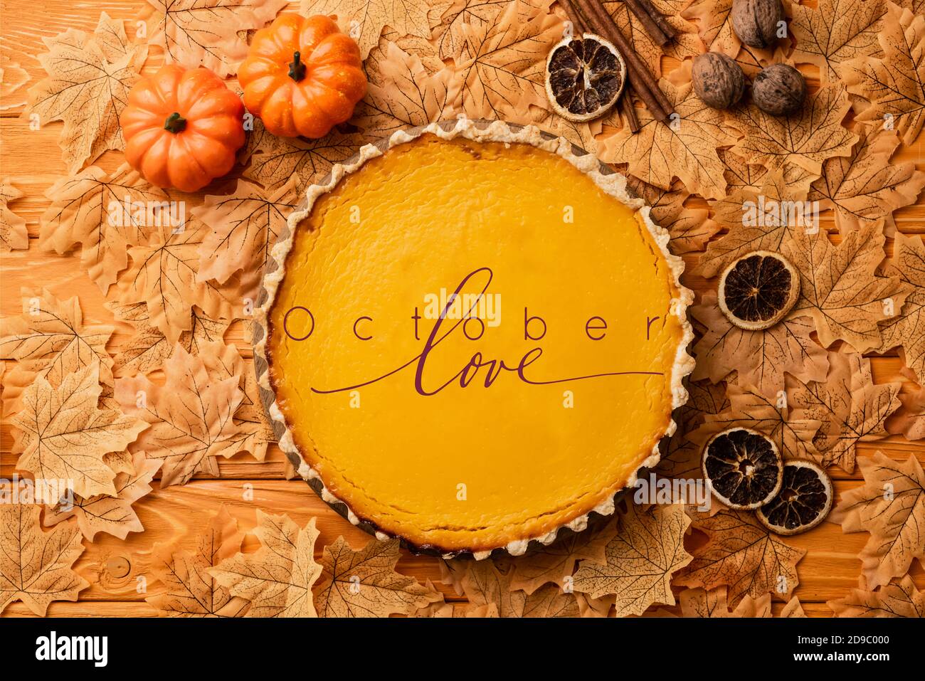 vista dall'alto della torta di zucca con decorazione autunnale nei pressi di ottobre scritta amore su sfondo di legno Foto Stock