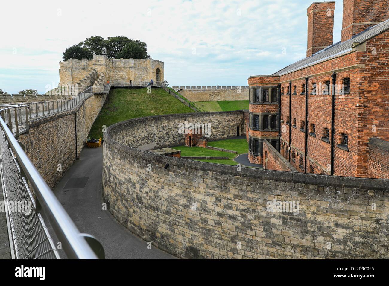 La prigione vittoriana e la Lucy Tower a Lincoln Castle, Città di Lincoln, Lincolnshire, Inghilterra, Regno Unito Foto Stock