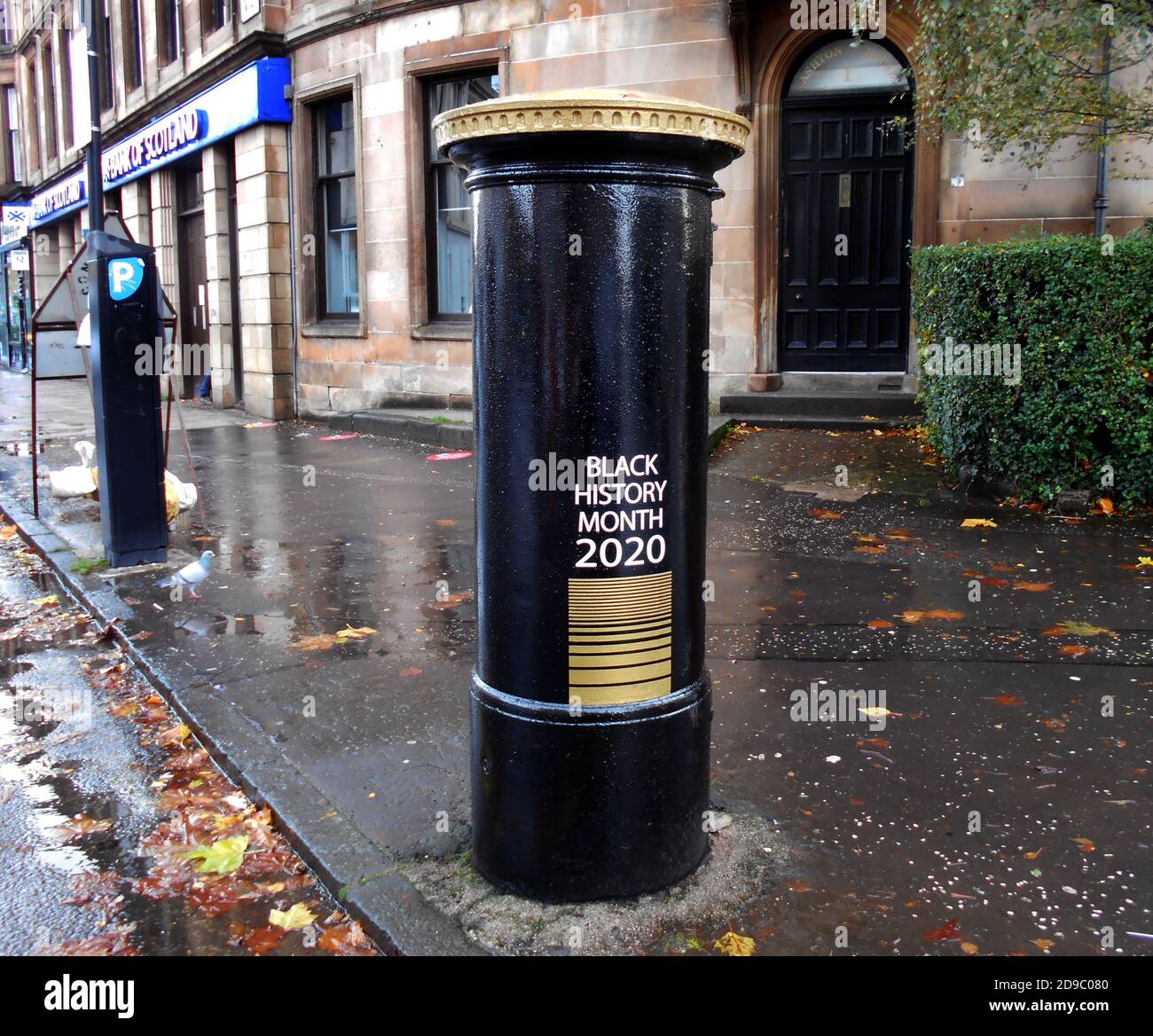Questa casella postale Royal Mail, a Glasgow, è stata dipinta in nero e oro per celebrare il mese della storia nera, ottobre 2020. È un tributo a Walter Tull, che è stato il primo ufficiale nero nell'esercito britannico regolare. È stato anche iscritto per giocare per la squadra di calcio dei Rangers prima di essere ucciso in azione, in Francia, il 25 marzo 1918.ALAN WYLIE/ALAMY© Foto Stock