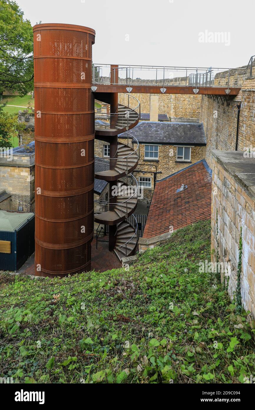 La scala a chiocciola in metallo arrugginito conduce alle pareti del Castello di Lincoln, Città di Lincoln, Lincolnshire, Inghilterra, Regno Unito Foto Stock