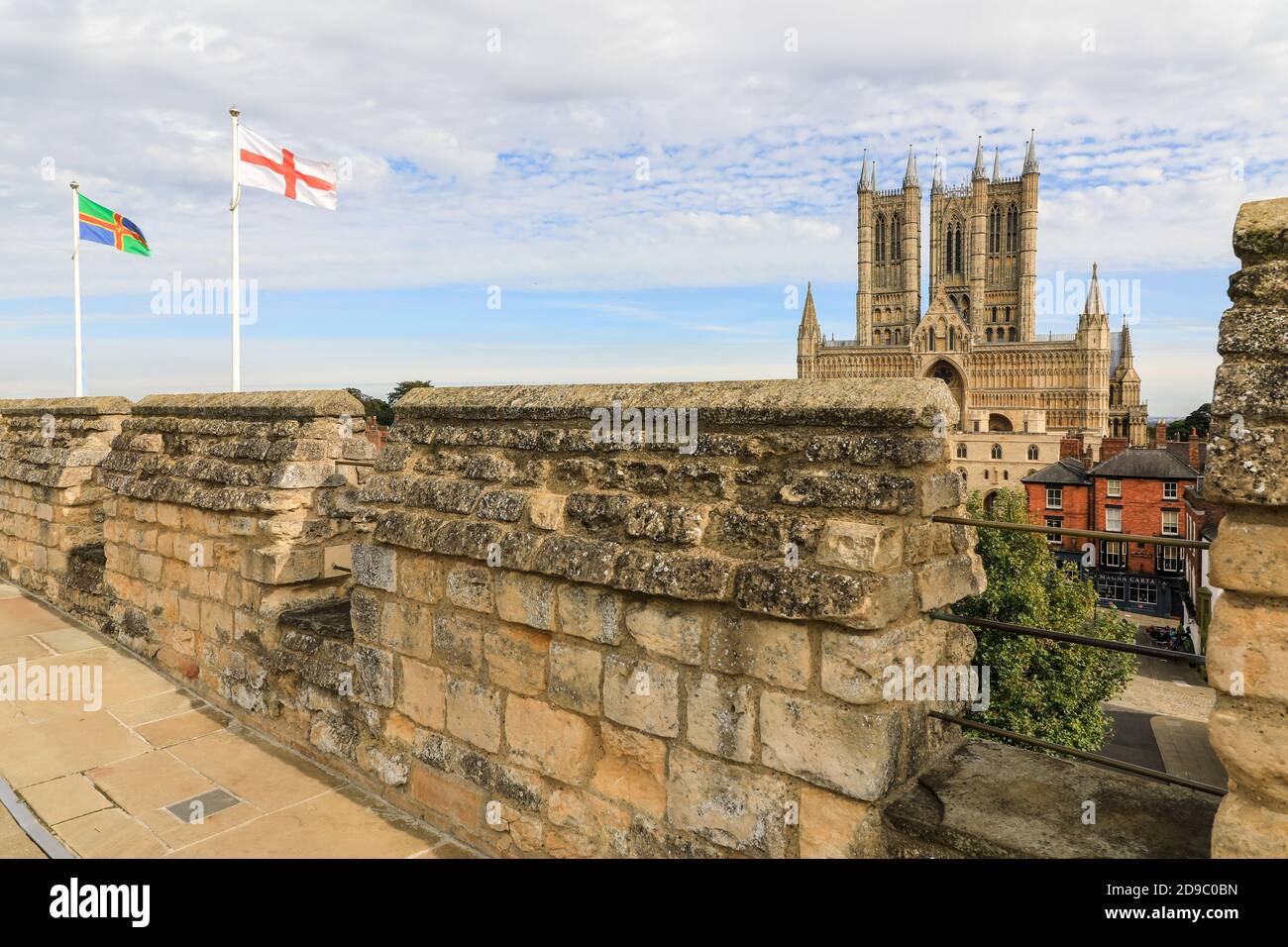 Bandiere che sorvolano il passaggio alle mura del Castello di Lincoln con la Cattedrale di Lincoln sullo sfondo, Città di Lincoln, Lincolnshire, Inghilterra, Regno Unito Foto Stock