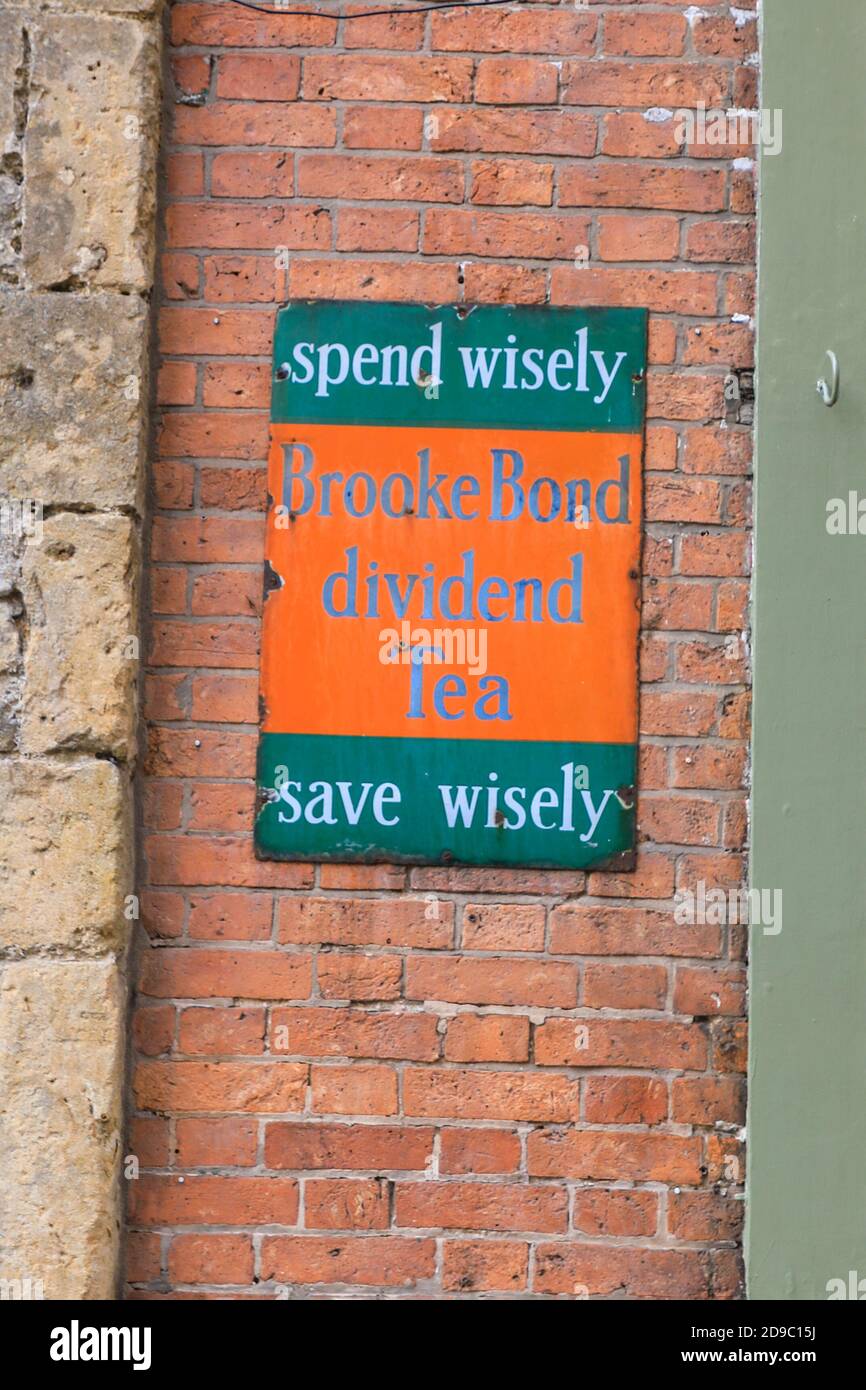 Un vecchio segno di pubblicità dello smalto per il tè del dividendo di Brooke Bond, Lincoln, Inghilterra, Regno Unito Foto Stock