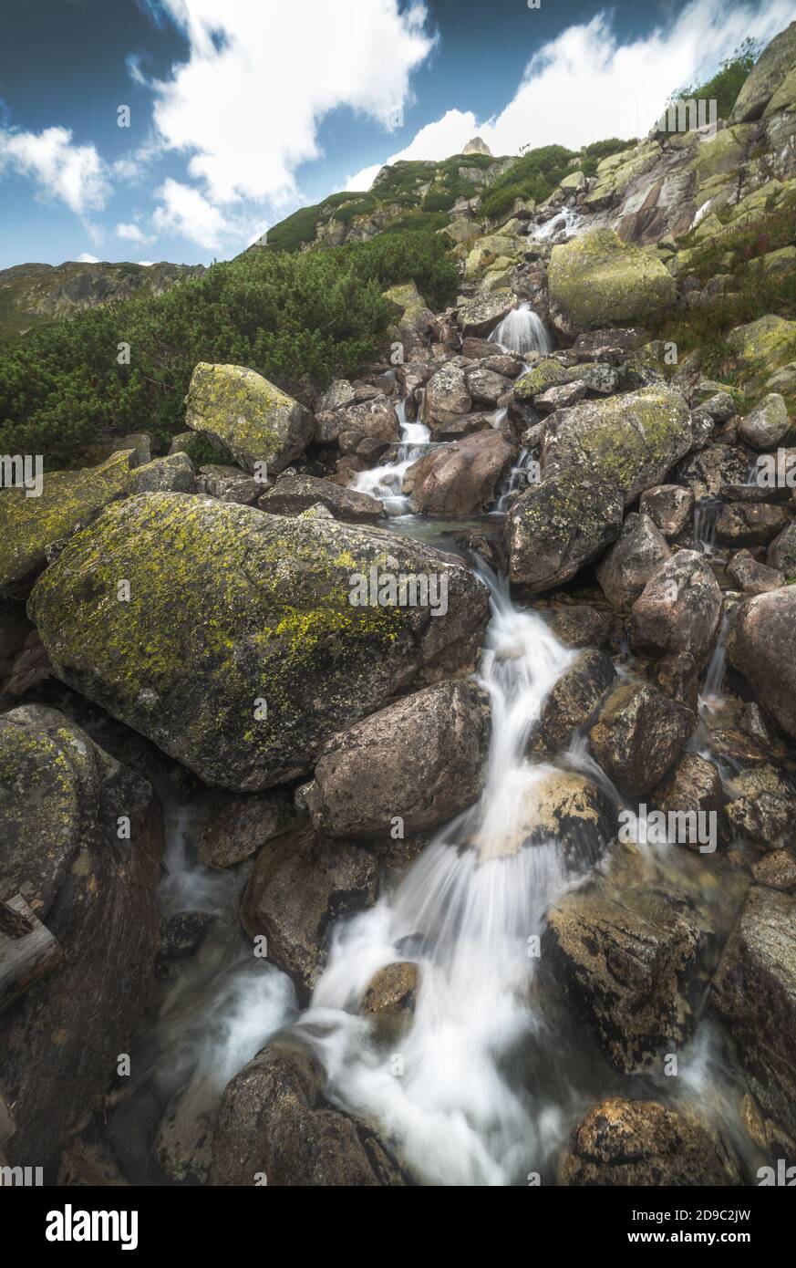 Mountain Creek o Cascades d'acqua sulle rocce in High Tatra, Slovacchia Foto Stock