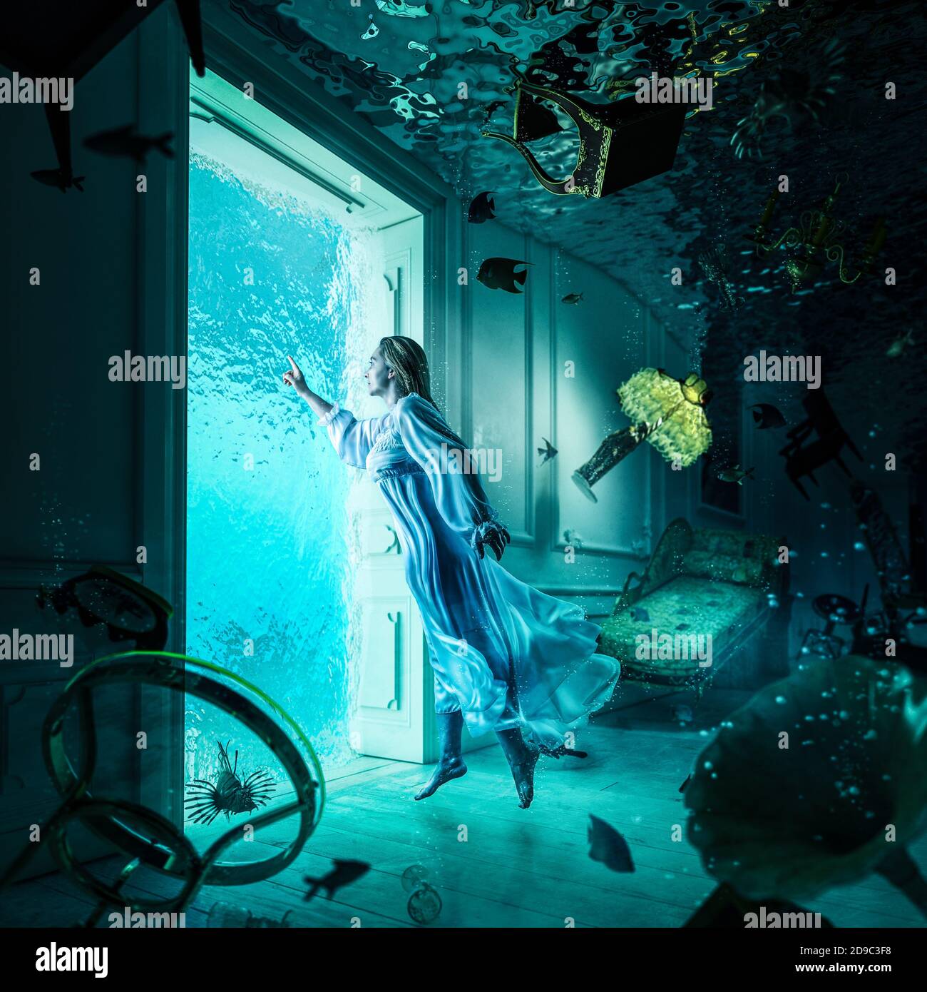 donna galleggiante in un vestito bianco vicino ad un ingresso in una stanza sommersa dall'acqua. Foto Stock