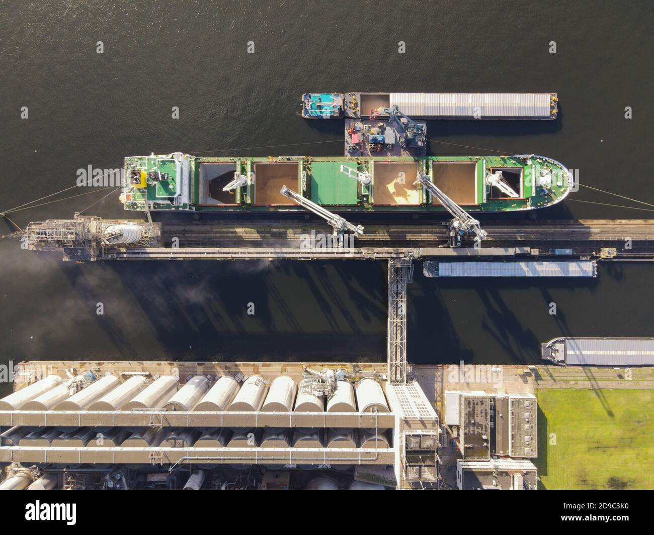 Carico di una nave ormeggiata in un porto industriale Foto Stock