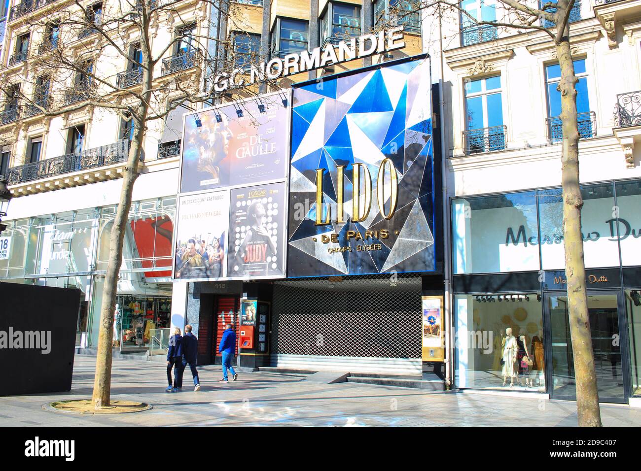 Parigi, Francia. Marzo 15. 2020. Punti turistici situati sul viale più bello del mondo, gli Champs Elysees. Cliente chiuso e vuoto. Foto Stock