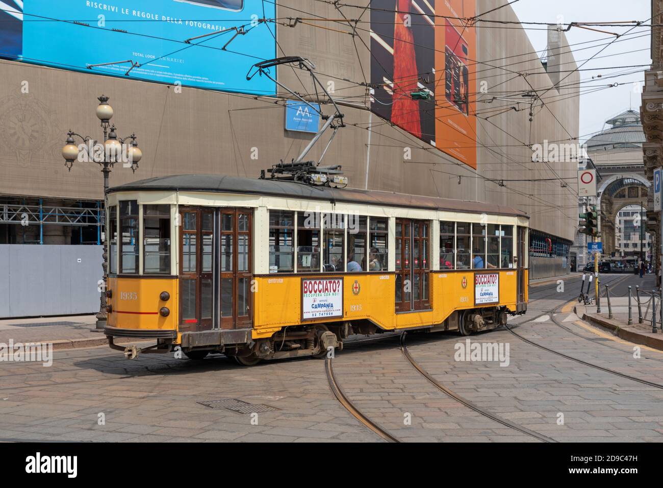 Milano, Italia - 15 giugno 2019: Vecchio tram giallo Trasporti pubblici a Milano, Italia. Foto Stock