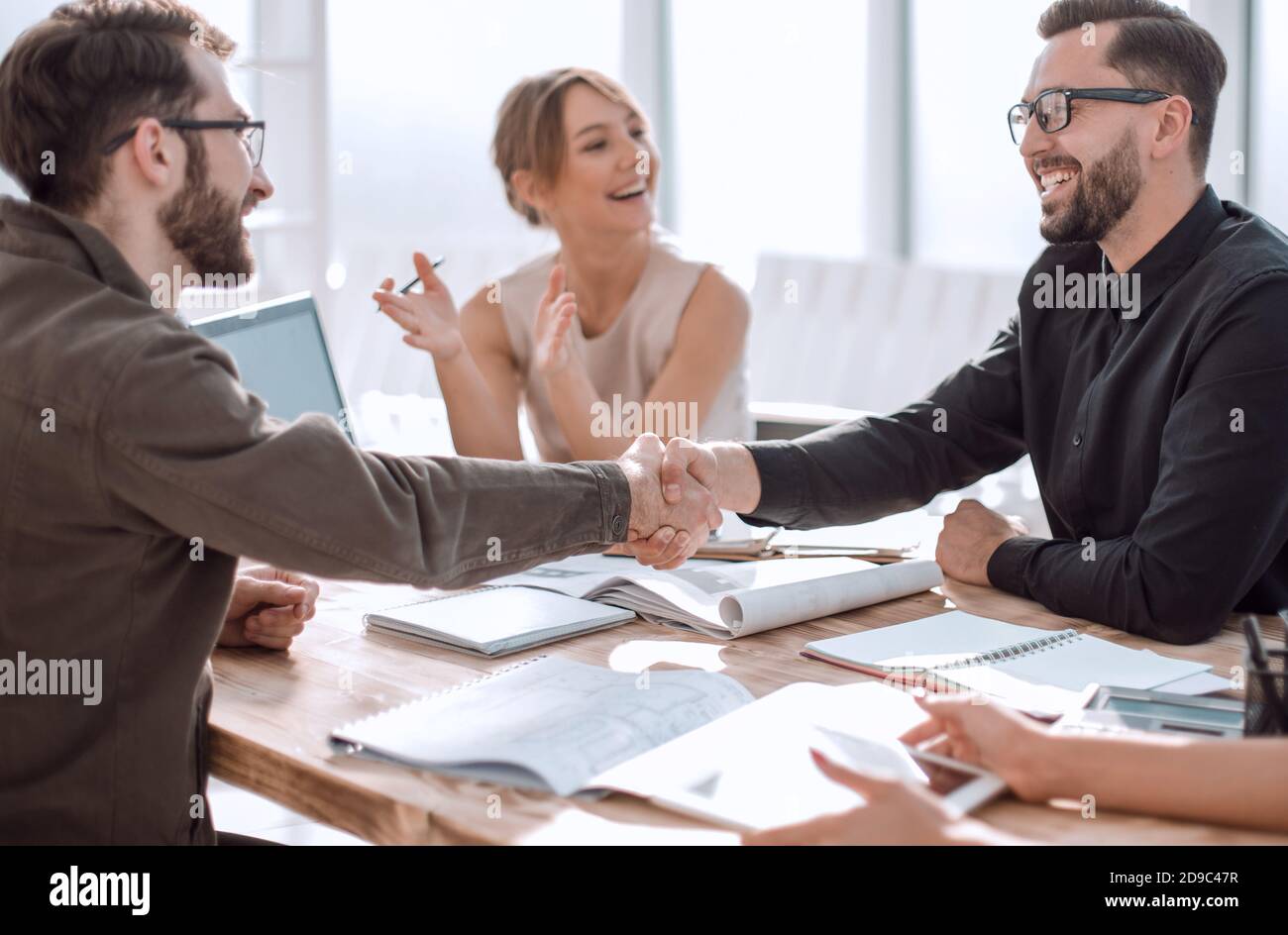 i giovani imprenditori lavorano in un ufficio moderno Foto Stock