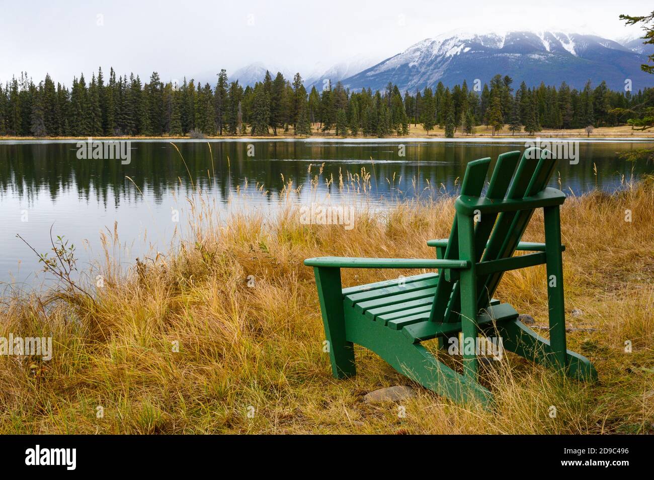 Sedia adirondack che si affaccia su un lago con vista sulle Montagne Rocciose canadesi al Jasper National Park, Canada Foto Stock