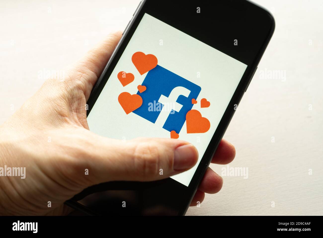 Facebook dating logo su un iPhone 11. Tinder vc Facebook dating app. Foto Stock