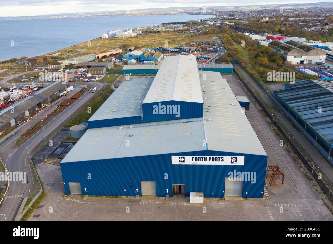 Vista aerea dell'edificio che sarà la sede del primo Stage Studio un nuovo spazio di studio di film e TV a Port of Leith, Midlothian, Scozia, Regno Unito Foto Stock